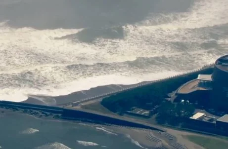 Des tremblements de terre puissants dans l'Extrême-Orient russe causent le tsunami, le Japon et Hawaii ordonnent des évacuations