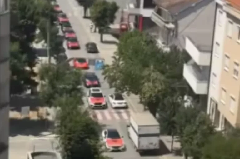 Le journal suisse écrit sur les exilés : Parade automobile de luxe lors d'un mariage au Kosovo