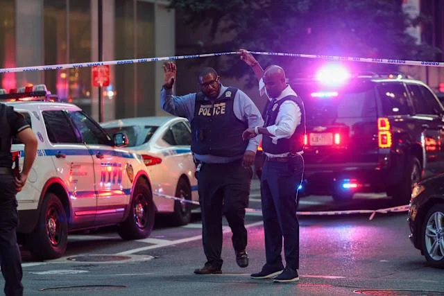 Der Vater des Offiziers, der in New York getötet wurde, hatte einen Schlaganfall, nachdem er Nachrichten über den Tod seines Sohnes erhalten hatte.