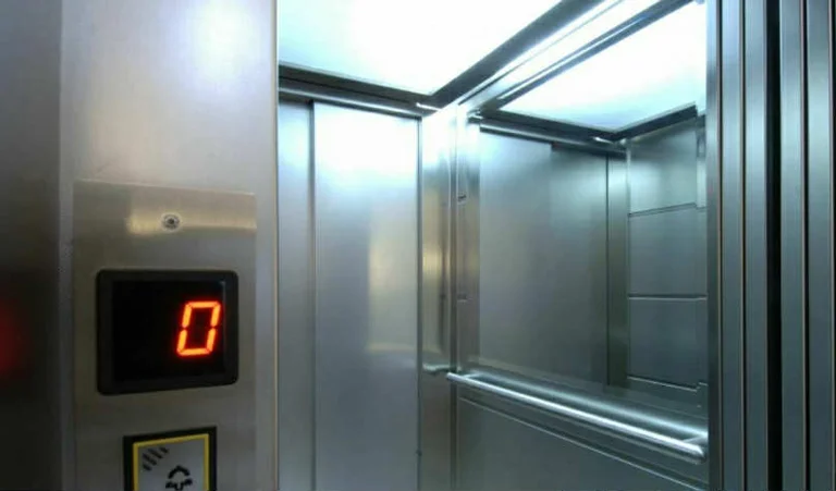 Elevator drops from 6th to 6th floor five young people stranded, two injured in Fushe Kosovo