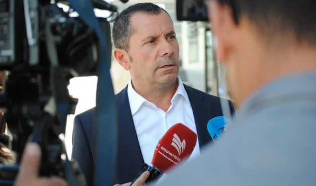VV) l'avocat Tom Gashi montre involontairement le but d'envoyer la KSF à Weyman pour l'élection
