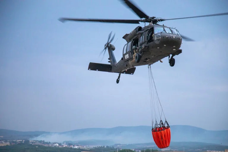 Die Situation mit Kosovo-Feuer: KFOR gießen über 43.000 Liter Luftwasser