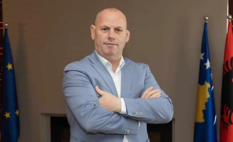 Ramiz Ladrovci, PDK head, guida Petrit Hajdari candidato per Drenas