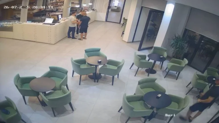Der Kellner wird für eine Wasserflasche in Vlora geschlagen, der ehemalige Straßenchef greift 18 Jahre an die Einheimischen (Video)