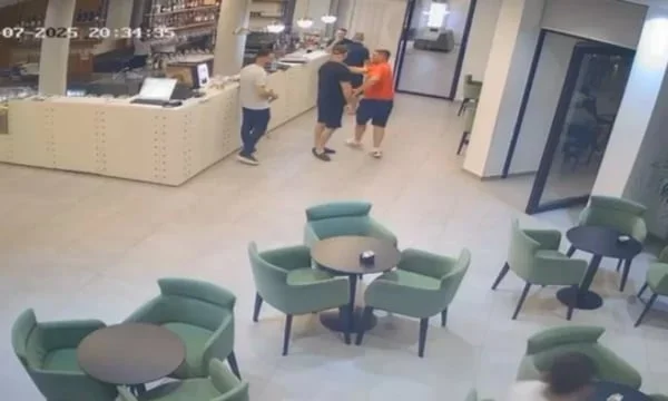 L'ufficiale di polizia a Vlora ha battuto 18 anni