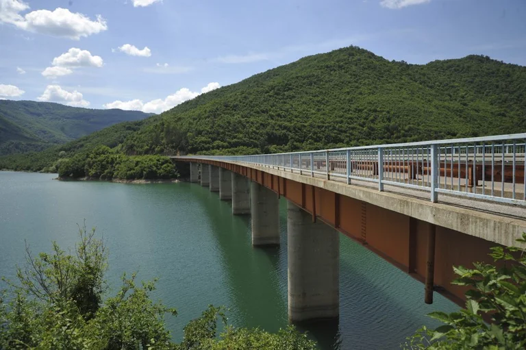 Eine Person wird vermutet, in Lake Weyman zu ertrinken, nachdem sie aus einer Brücke springen