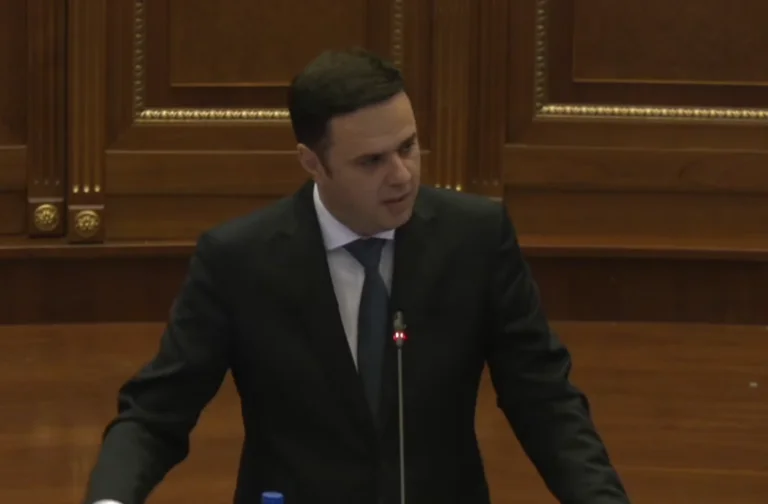 Alla riunione, Kurt ci ha detto cosa dire ad Avni. La gente lo chiama frode.