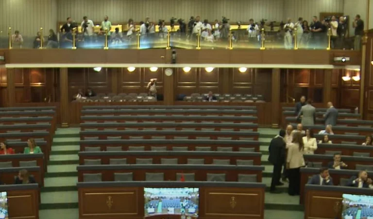 Selbst Dehars Glocke sammelt keine MPs für den Beginn der 54. Sitzung.