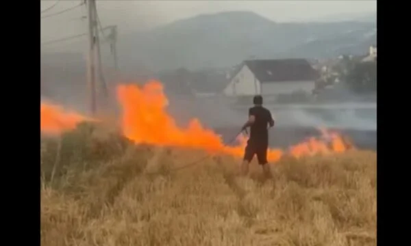 Fire breaks out in Vaganica, Mitrovica, too close to homes, residents try to extinguish
