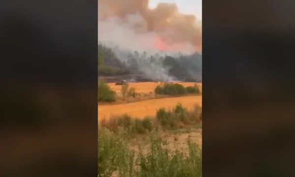 Pristina Dorf Bewohner im Krieg mit Feuer