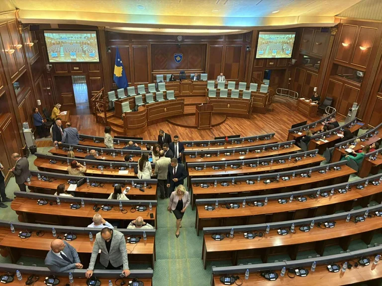 Night session, Vetevendosje deputies shut down in the hall