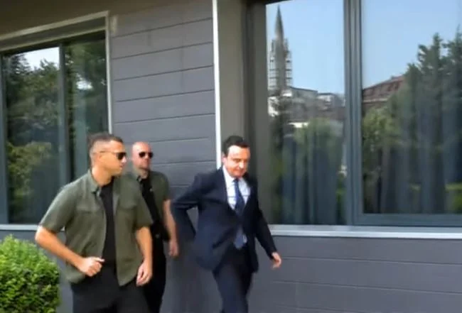 Saremo dichiarati dal nostro gruppo parlamentare Kurt dice poco davanti ai media.