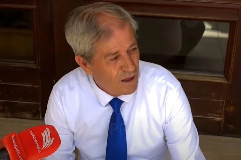 Jeder ist ein Dieb, aber Victory Pacolli hat <x1 Dateien. Bürger protestieren vor dem Parlament