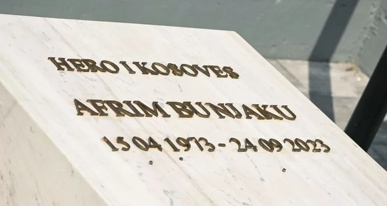 Der neue Police Memorial Day in Duty, sie bekommen homazhes auf Afrikas Bunjak Grab