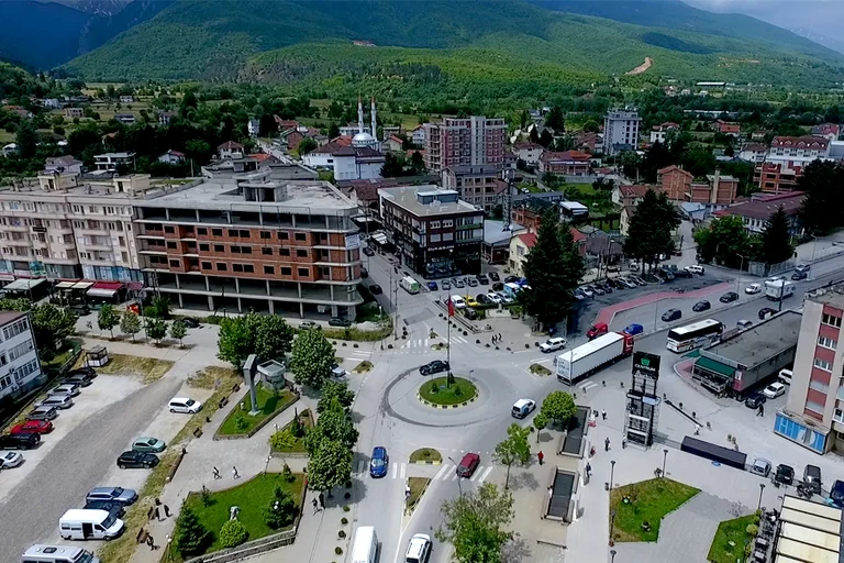 Burri nga Deçani rrah bashkëshorten e bën për spital, arrestohet nga Policia