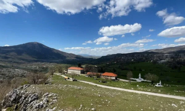 Tragedia in Montenegro, padre uccide figlia di 2 anni e poi lui stesso, i corpi sono a casa dalla testa di famiglia