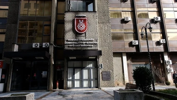 funzionari di Banning, ex funzionari municipali in Gjakova che sono stati arrestati per uso improprio di ufficio ufficiale