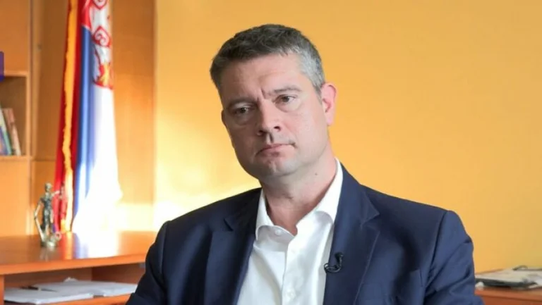 L'Assemblée municipale de Rahovec proclame “en grata” Igor Popovic condamne les déclarations faites contre l'UCK