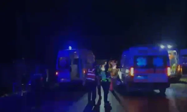 Unfall auf der Lezhe-Goder Straße: Ein Totes und vier verletzte, Auto stürzt in einen LKW mit serbischen Kennzeichen