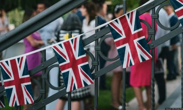 Des dizaines de sanctions britanniques, dont un Albanais