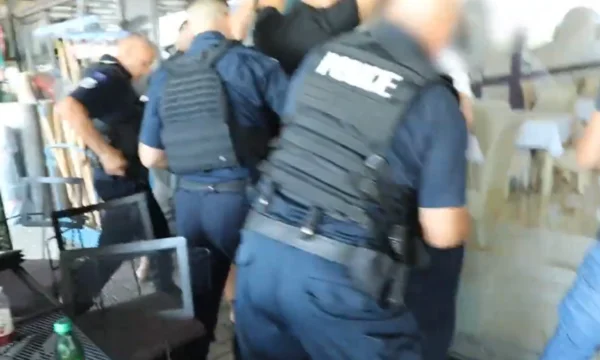Bild veröffentlicht durch Polizeiaktion in Pec mit vier Gefangenen