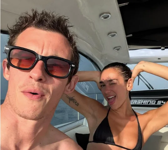 Ich möchte, dass Sie Ihren Urlaub mit Ihrem Freund auf der Yacht genießen.