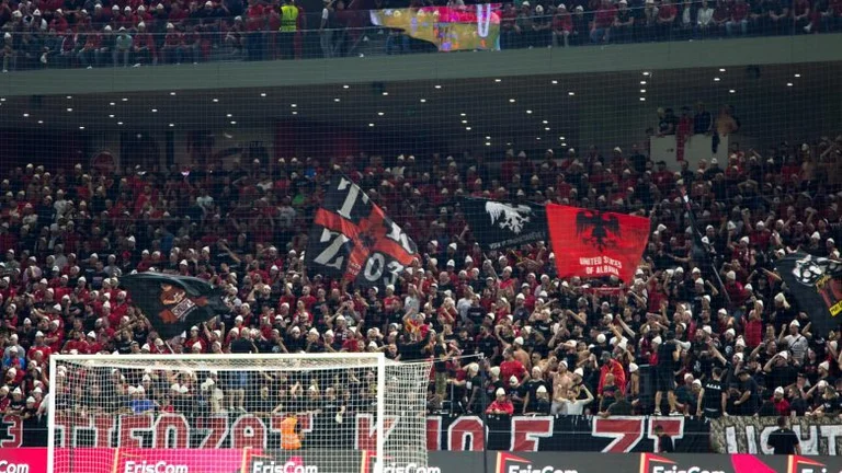 Les types rouge et noir réagissent à la FSHF pour l'UCK et les billets