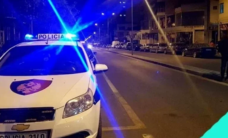 Tiene 27 años en Vlora.