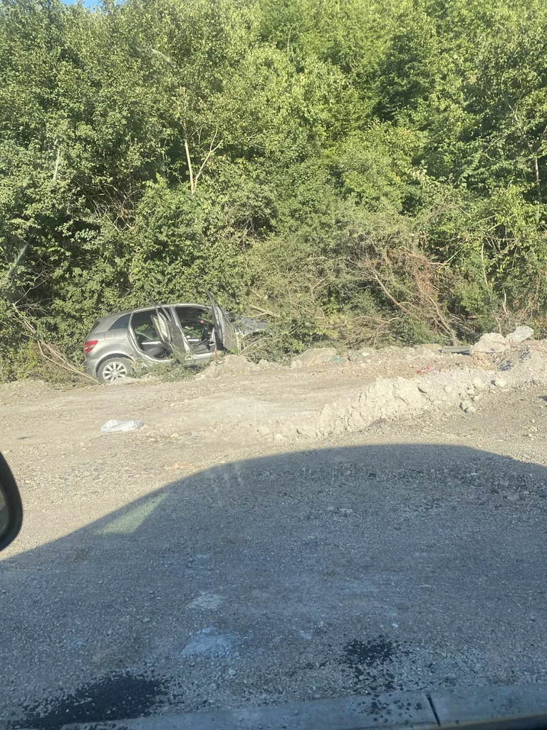 Individuos en la carretera Pristina-Podujevo, el coche termina fuera de la carretera