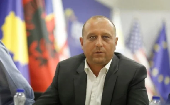 Dushi: Me ia ‘heq’ kapelën Gjermanisë, falë trajtitimit atje ministrja Gërvalla është shëndosh si ‘molla’