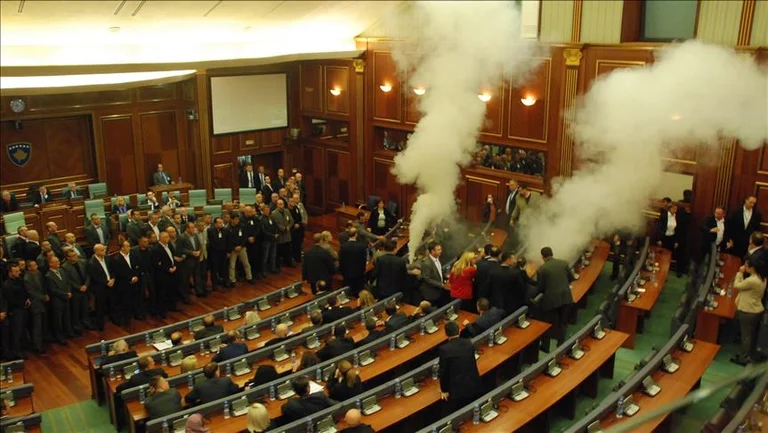 Questo accade anche: Procuratore mancante, Svechla guasto sessione & Co per gas lacrimogeni nell'Assemblea