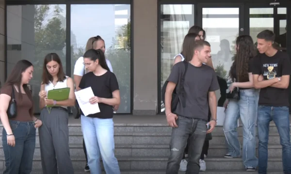 Dopo la protesta per l'esame psichiatrico, l'ispettore dice che si sta occupando di reclami