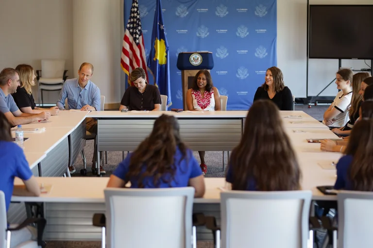 US-Botschaft kündigt 16 Studenten aus dem Kosovo an, um US-Studium zu starten
