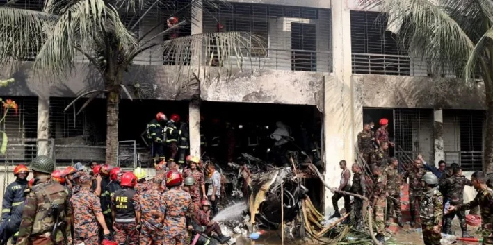 L'avion s'est écrasé sur une école au Bangladesh, 19 morts