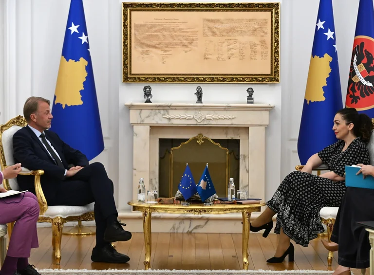Orav aux présidences sur la question constitutionnelle, Osman a demandé la suppression des mesures contre le Kosovo