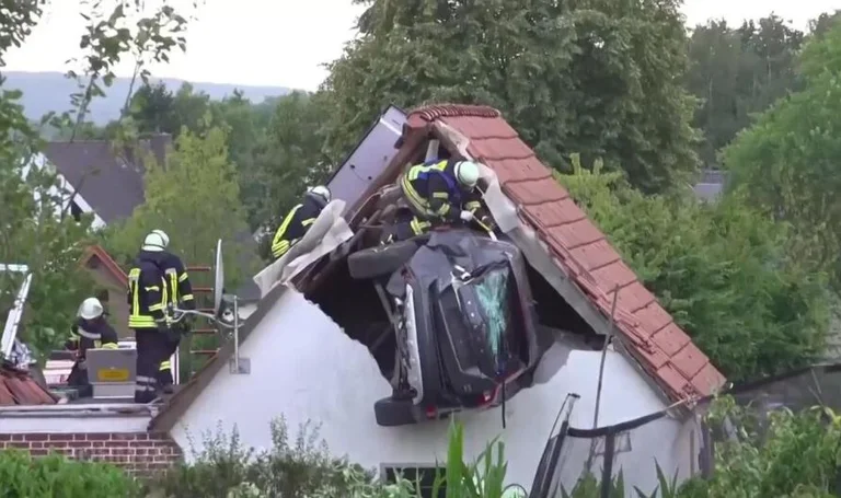 Auto schlägt das Dach eines Stalls in Deutschland, einige verletzt
