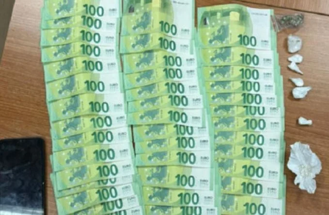 L'argent, les stupéfiants et un couteau sont saisis à Pristina