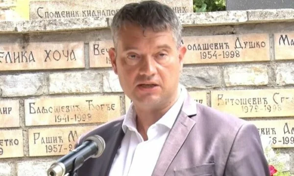 Igor Popovic interdit pendant 48 heures par la police du Kosovo, qui devrait être expulsé vers la Serbie