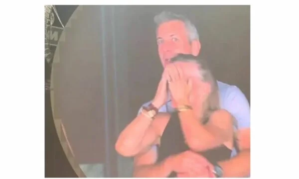 Sie brachen das Schweigen des Geschäftsführers, das mit dem Kollegen beim Konzert erwischt wurde.