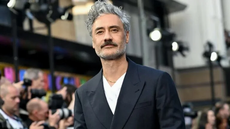 Le mari de Rita Ora, Taika Waiti, revient dans le monde de la bande dessinée avec le nouveau film du juge Dredd