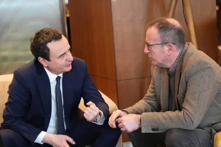 Der Sitz gibt Details über das letzte Treffen mit Kurt: Er sagte mir, sollten wir Arben Taravari zum Präsidenten machen?