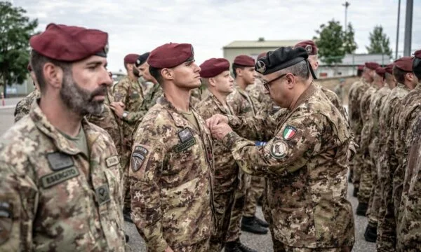 Soldati italiani in KFOR decorati per il servizio del Kosovo