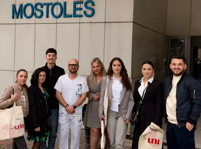 Les étudiants de l ' Université internationale des Nations Unies suivent des cours cliniques et des travaux pratiques à l ' hôpital de Móstoles, à Madrid