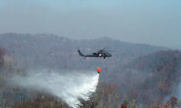 Amerikanische Soldatenwache Kosovo selbst vor Feuer, Verteidigungsministerium zeigt, wie ein Handbuch überlebt hat
