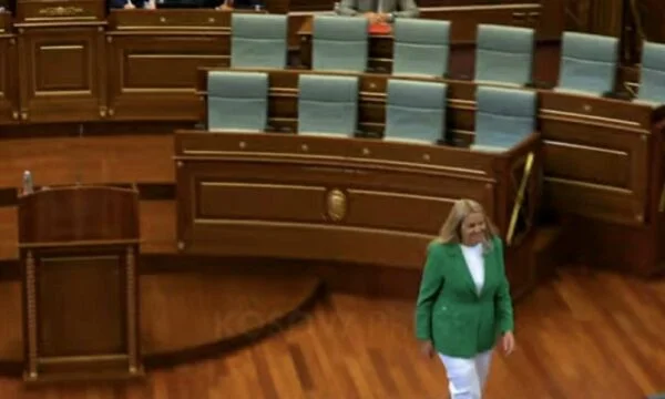 Kadrij “propose Kurtin”: Elle est là. Elle est partie en vacances en Grèce.
