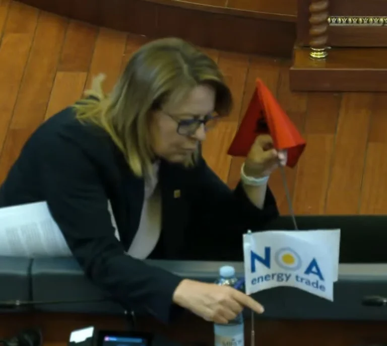 Bajrami pour Kurt: Plus identifié avec le drapeau de la NOA que national