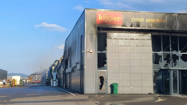 Feuer verbrennt die Lager in Lipjan. == Weblinks ==== Einzelnachweise ==