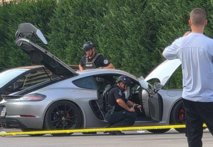Dies ist das Auto, in dem er der Verdacht hat, explosive Ausrüstung zu haben.