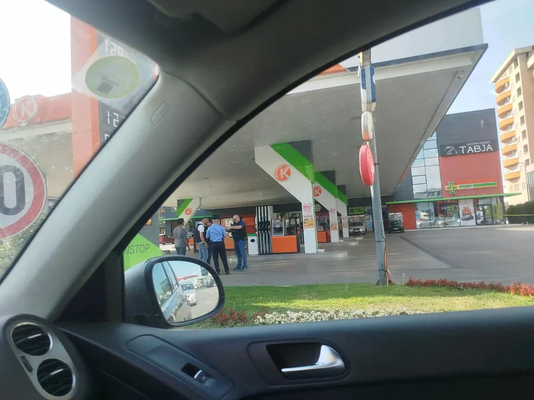 “Prospettive nei pressi di un” Polizia che circonda una pompa derivata sulla strada Pristina Fushesh Kosovo