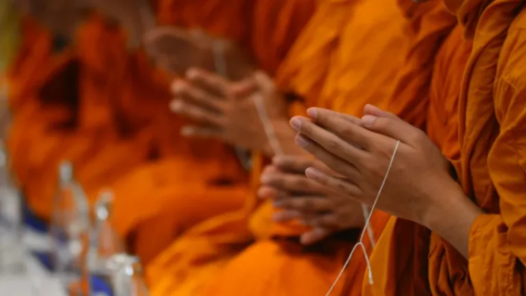 donna thai accusata di ricattare monaci ha vinto $12 milioni